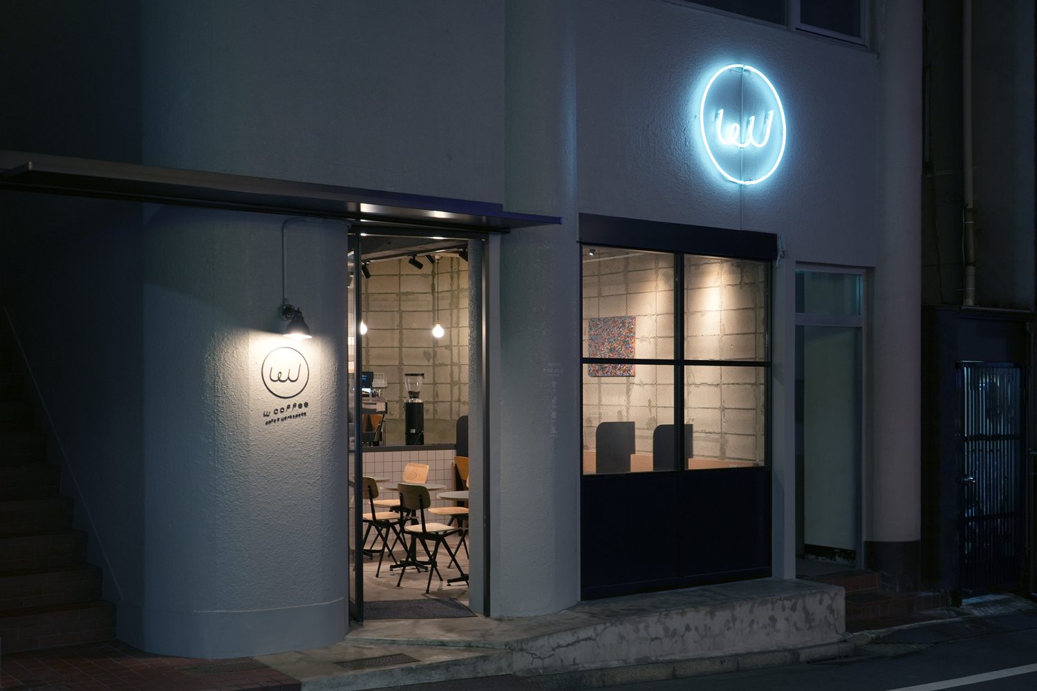 W COFFEE 北大塚店 夜の外観とネオンサイン